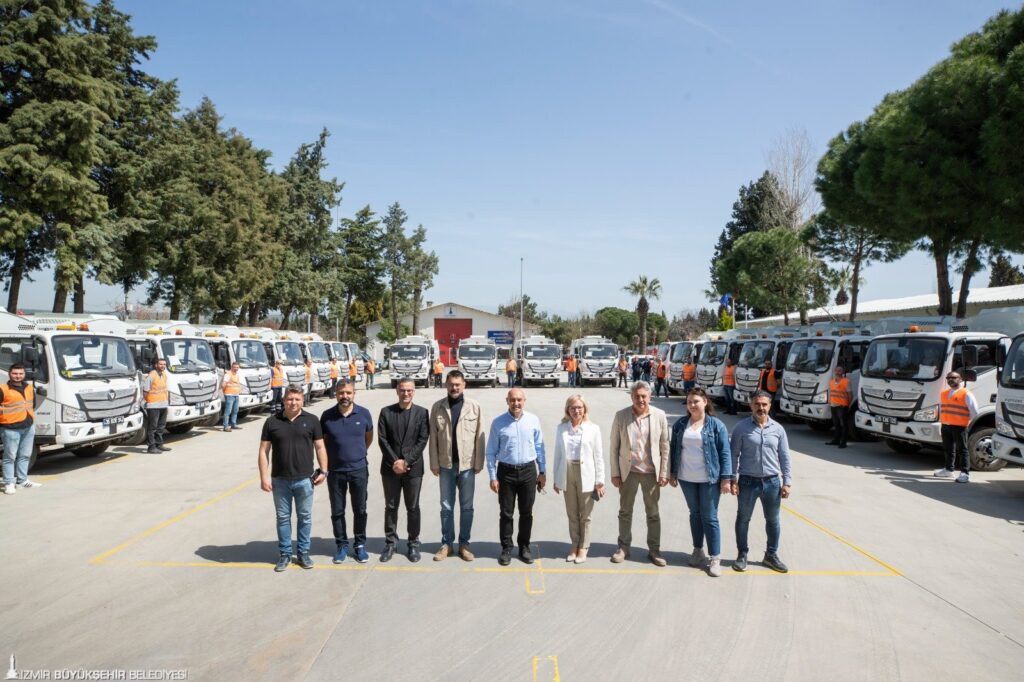 İzmir Büyükşehir Belediyesi Filosuna 56 Yeni Yol Süpürme Aracı Ekledi
