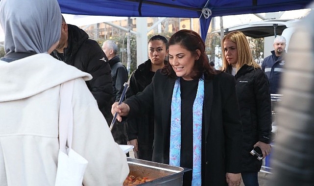 Aydın Büyükşehir Belediyesi, Ramazan ayı boyunca kurduğu geleneksel iftar sofralarıyla vatandaşları bir araya getirmeye devam ediyor