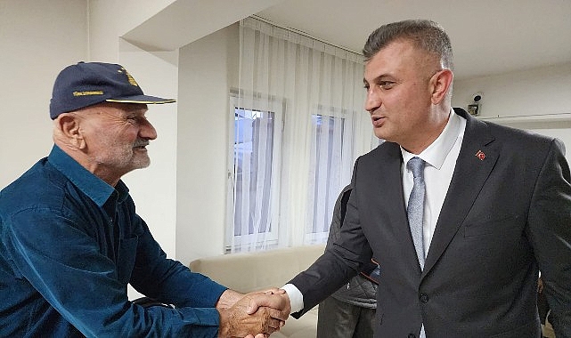 Gölcük Belediye Başkanı Ali Yıldırım Sezer, Yaşlılar Haftası’nda Gölcük Prof. Dr. İsmail Barış Huzurevi sakinlerini ziyaret ederek Gölcük’ün çınarları ile hasbihal etti