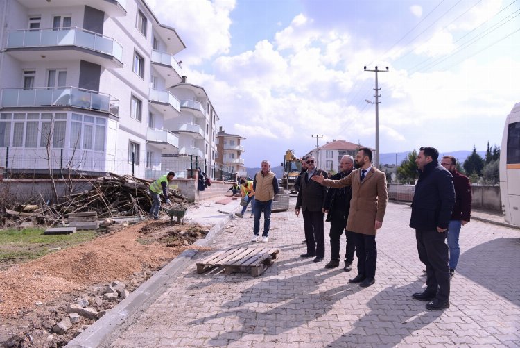 İnegöl Yeniceköy’de yol kaplama ve tretuvar çalışması