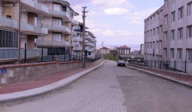 İnegöl Yeniceköy’de yol kaplama ve tretuvar çalışması