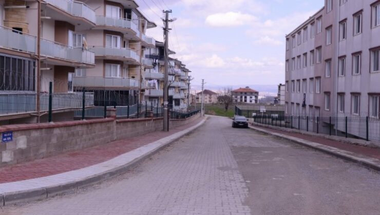 İnegöl Yeniceköy’de yol kaplama ve tretuvar çalışması