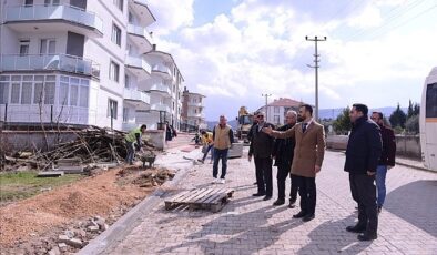 Yeniceköy’de Yol Kaplama Ve Tretuvar Çalışmaları Sürüyor