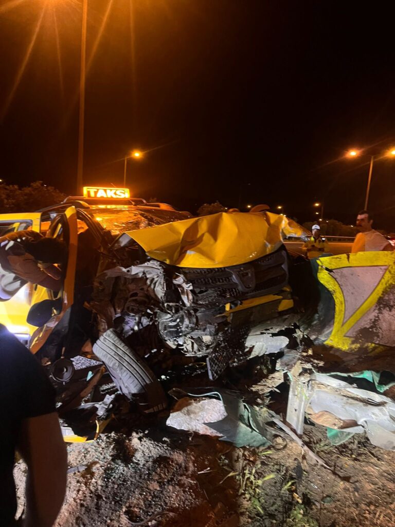 İzmir Buca'da Ticari Taksi Kazasında 2 Kişi Hayatını Kaybetti, Yaralılar Var - İzmir Haberleri