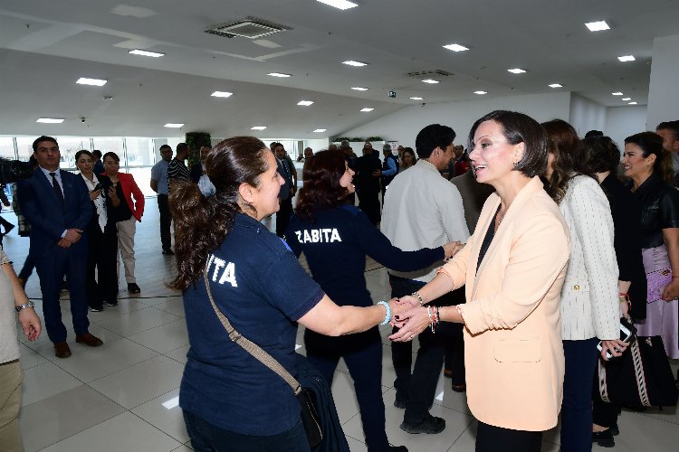 Başkan Kınay, Karabağlar Belediyesi çalışanlarıyla bayramlaştı