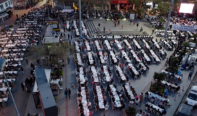 Burhaniyeliler, Kadir Gecesi’nde her yıl olduğu gibi bu yıl da Cumhuriyet Meydanı’nda iftarda buluştu