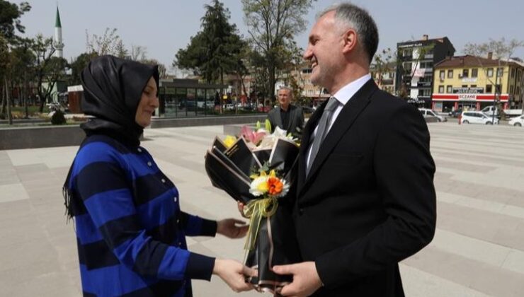 İnegöl Belediye Başkanı Alper Taban çiçeklerle karşılandı