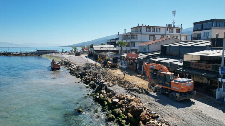 İzmir Güzelbahçe’de sahil projesine ilk kepçe