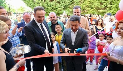 Nevşehir Belediye Başkanı Rasim Arı, 2000 Evler Mahallesi’nde hizmet vermeye başlayan bir kafeteryanın açılışına katıldı.