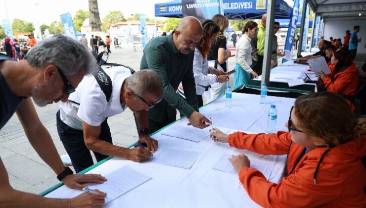 3. Uluslararası Konya Yarı Maratonu için kit dağıtımı yapılıyor