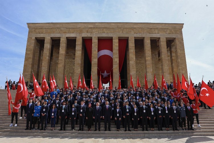 Bakan Bak gençlerle Anıtkabir'de