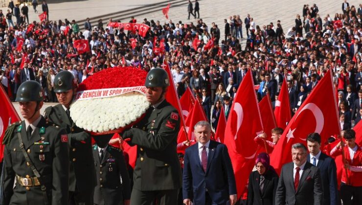 Bakan Bak gençlerle Anıtkabir’de