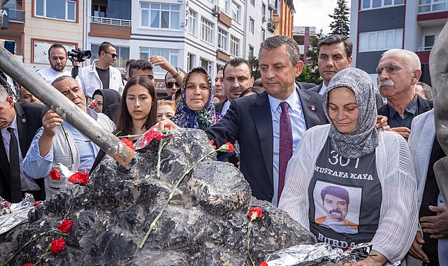 CHP Genel Başkanı Özgür Özel ve İzmir Büyükşehir Belediye Başkanı Dr. Cemil Tugay Soma’da maden şehitlerinin aileleriyle buluştu