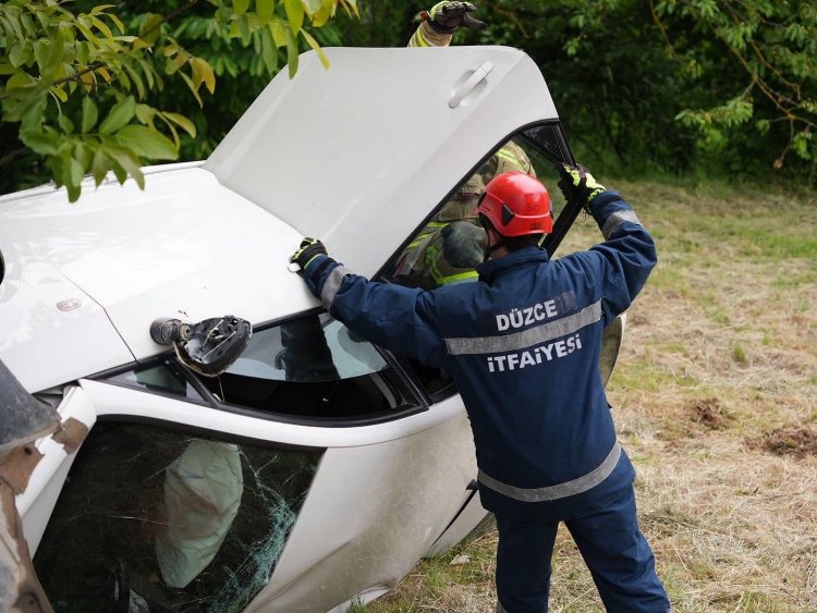 Düzce'de hakimiyeti kaybederek yoldan çıktı! 3 yaralı