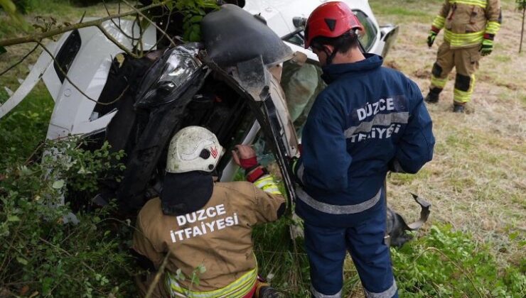 Düzce’de hakimiyeti kaybederek yoldan çıktı! 3 yaralı