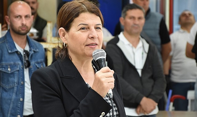 Foça Belediye Başkanı Saniye Bora Fıçı, 1 Mayıs Emek ve Dayanışma Günü’nde belediye çalışanlarıyla bir araya geldi