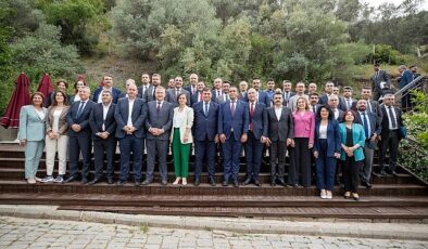 İzmir Büyükşehir Belediye Başkanı Dr. Cemil Tugay ilçe belediye başkanlarıyla bir araya geldi