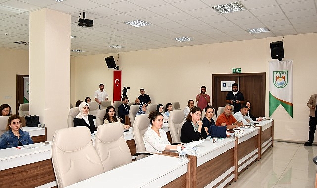 İznik’in benzersiz zanaat ve el sanatları ürünlerini, modern teknolojilerle daha geniş kitlelere ulaştırmayı amaçlayan program İznik Belediyesi’nde başladı