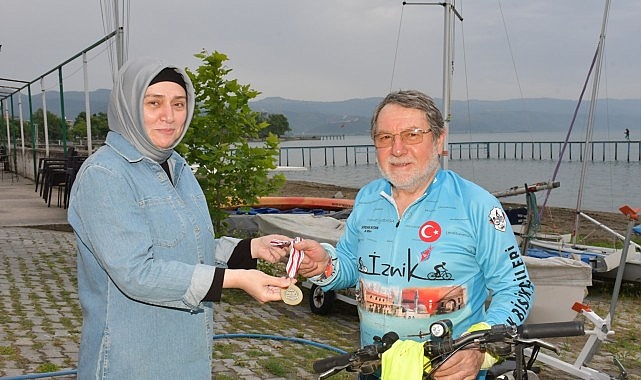 İznikli Yüzme Şampiyonu Erhan Turan İznik’te anlamlı bir triatlon etkinliği düzenledi