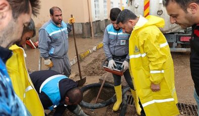 Nevşehir Belediyesi ekipleri, aşırı yağıştan etkilenen mahallelerde temizlik ve onarım çalışmalarını sürdürüyor