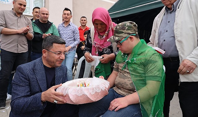 Nevşehir’de down sendromlu Yusuf Tosun için temsili asker eğlencesi düzenlendi. Eğlence programında, gence asker kınasını Belediye Başkanı Rasim Arı yaktı