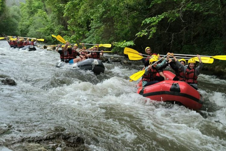 Orhaneli'nde liseli öğrenciler rafting yaptı 