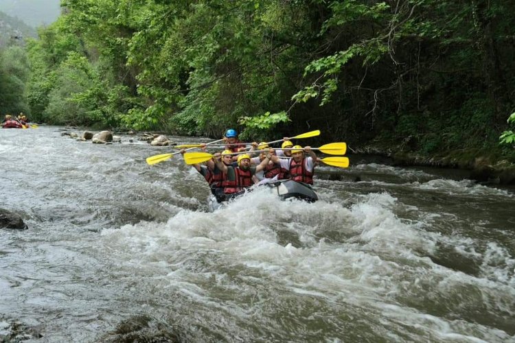 Orhaneli'nde liseli öğrenciler rafting yaptı 