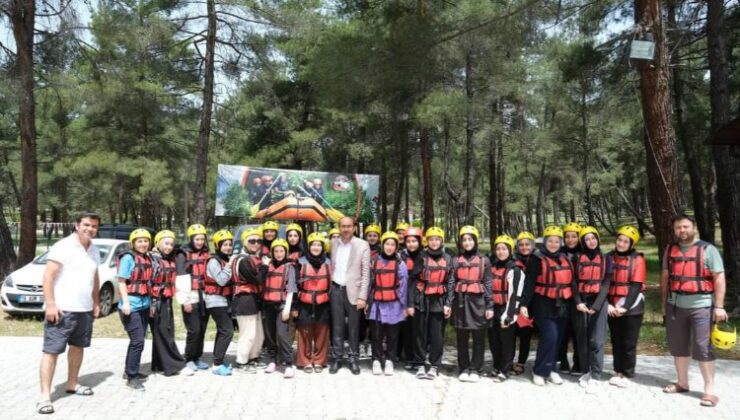 Orhaneli’nde liseli öğrenciler rafting yaptı 