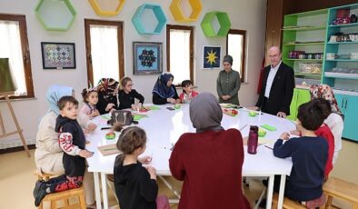 Selçuklu Sanat ve Tasarım Atölyesi’nde anne ve çocukları bir araya getiren Selçuklu Belediyesi, çocuklar ve annelerine unutulmayacak bir Anneler Günü anısı yaşattı