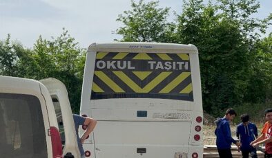 Servis sürücüsü, öğrencilerle birlikte polisten kaçtı