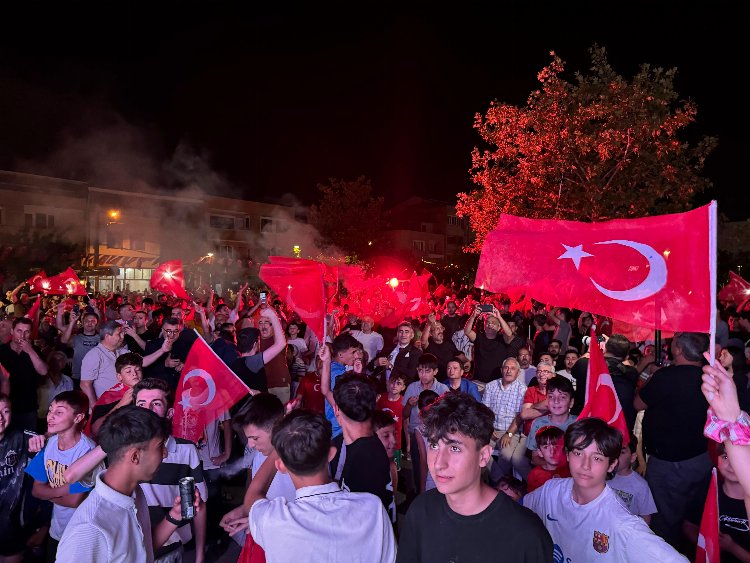 Başkan Aydın, milli maç coşkusunu vatandaşlarla yaşadı