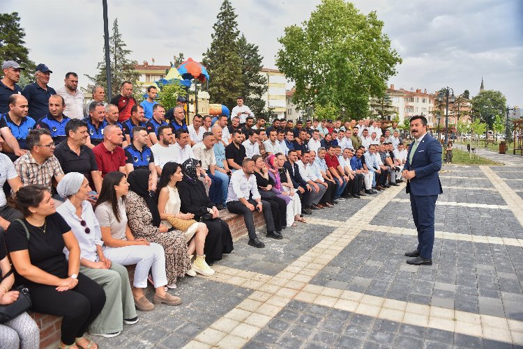 Başkan Özel belediye personeliyle bayramlaştı