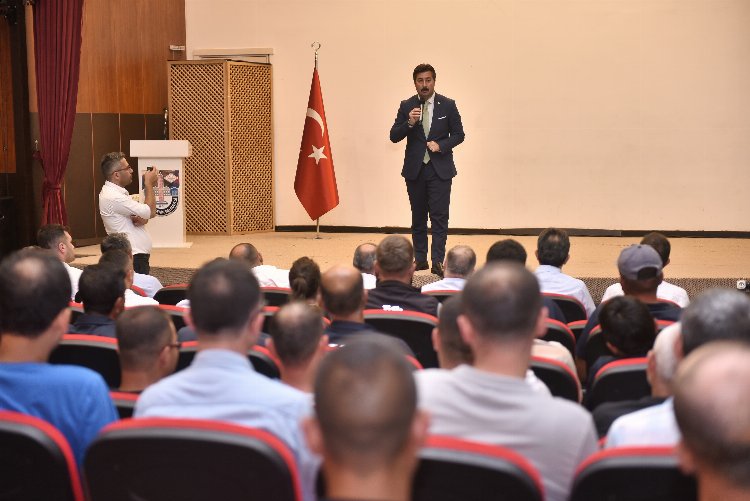 Başkan Özel belediye personeliyle bayramlaştı