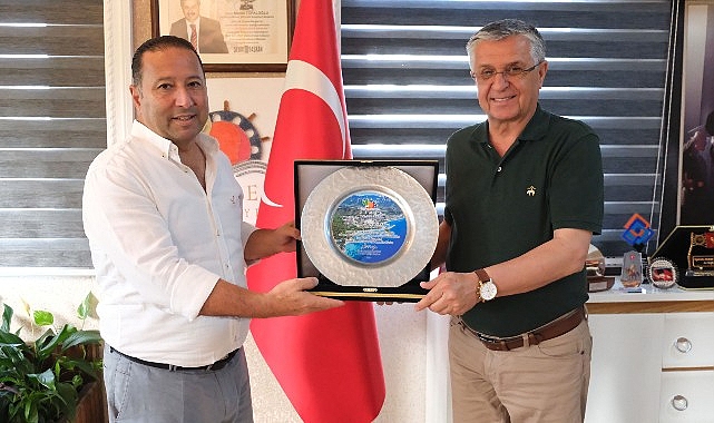 Başkan Topaloğlu’ndan Barış’a plaket