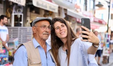 Çeşme Çarşı’da esnaf ve vatandaş ziyaretinde bulunan Belediye Başkanı Lal Denizli, “Çeşme’mizi daha güzel, daha yaşanabilir ve daha huzurlu bir yer haline getirmek için hep birlikte çalışacağız” dedi