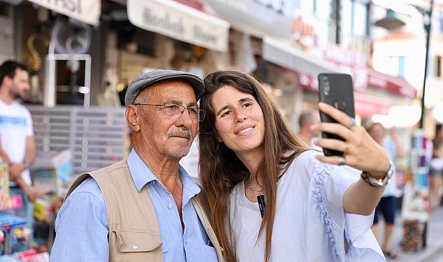 Çeşme Çarşı’da esnaf ve vatandaş ziyaretinde bulunan Belediye Başkanı Lal Denizli, “Çeşme’mizi daha güzel, daha yaşanabilir ve daha huzurlu bir yer haline getirmek için hep birlikte çalışacağız” dedi