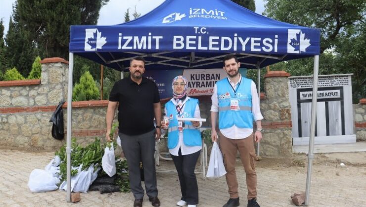 İzmit Belediyesinden mezarlık ziyaretinde bulunan vatandaşlara defne fidesi 