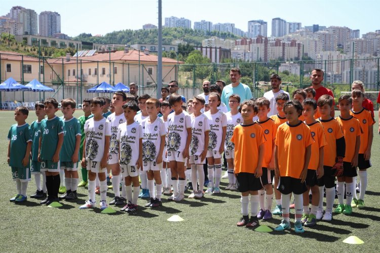 İzmitli gençler kurtuluş coşkusunu futbol şenliğinde doyasıya yaşıyor 