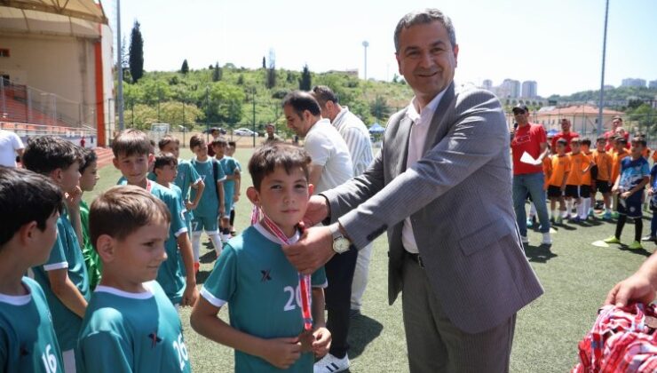 İzmitli gençler kurtuluş coşkusunu futbol şenliğinde doyasıya yaşıyor 