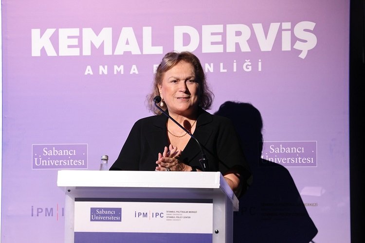 Kemal Derviş vefatının birinci yılında Sabancı Üniversitesi'nin düzenlediği törenle anıldı