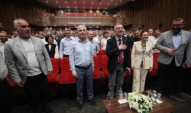 Kocaeli Büyükşehir Belediye Başkanı Tahir Büyükakın, Büyükşehir personeliyle bayramlaştı