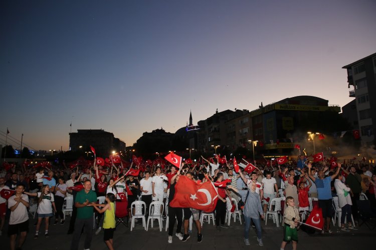 Kocaeli Kent Meydanı'nda çifte coşku