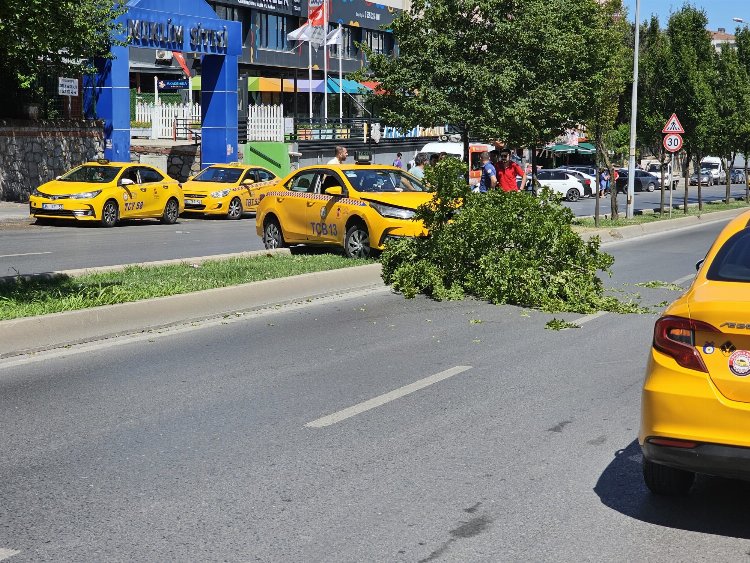 Pendik'te ticari taksi ile motosiklet çarpıştı: 1 yaralı