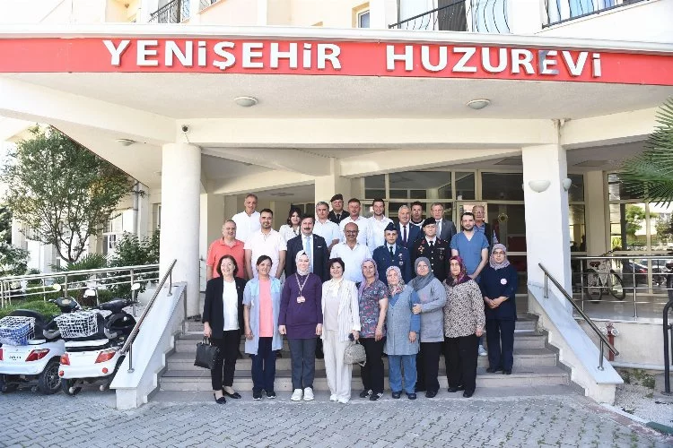 Yenişehir Halkı Belediye Meydanı’nda bayramlaştı