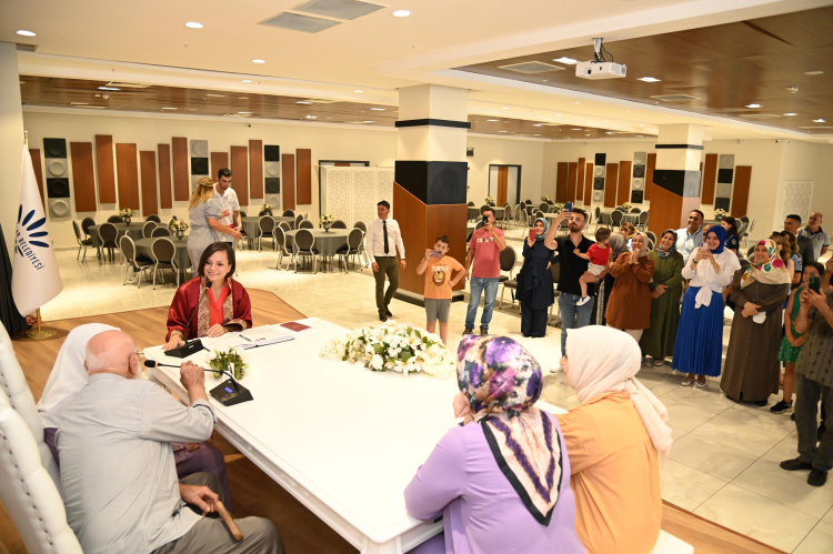 Başkan Kınay Karabağlar’ın en genç çiftinin nikahını kıydı