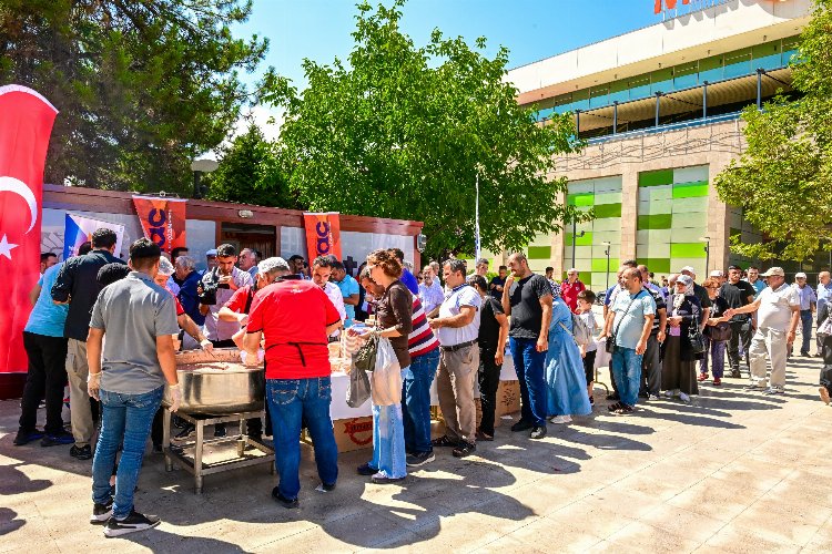 Başkan Sami Er, aşure dağıtım programında vatandaşlarla buluştu