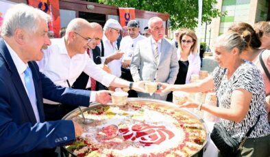 Başkan Sami Er, aşure dağıtım programında vatandaşlarla buluştu