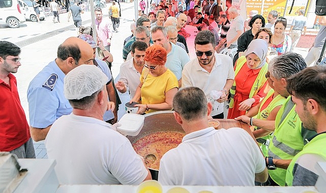 Bayraklı’da aşure bereketi 4 noktada 4 bin kişi ile paylaşıldı