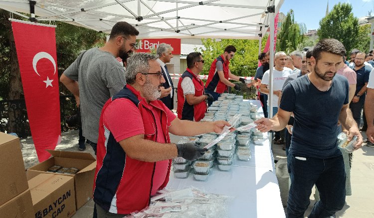 Bingöl’de Cuma namazı çıkışında aşure dağıtıldı