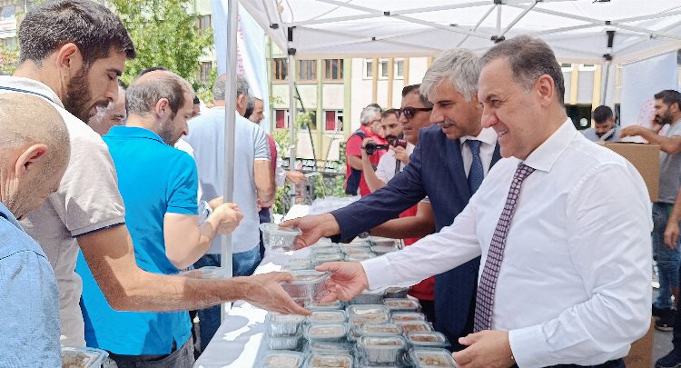 Bingöl’de Cuma namazı çıkışında aşure dağıtıldı